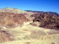 L'erosione del deserto. Le venature all'interno della roccia e gli strati ocra, sono creati a causa dell'ossidazione