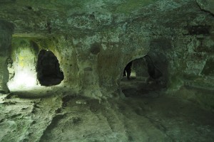 Mottola (Puglia) Grandi ipogei attrezzati vicino alla chiesa di Sant'Angelo