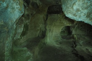 Mottola (Puglia) Grande spazio rupestre con stanze collegate attrezzato con panche per la seduta. E' possibile che fosse un antico monastero abitato dai monaci