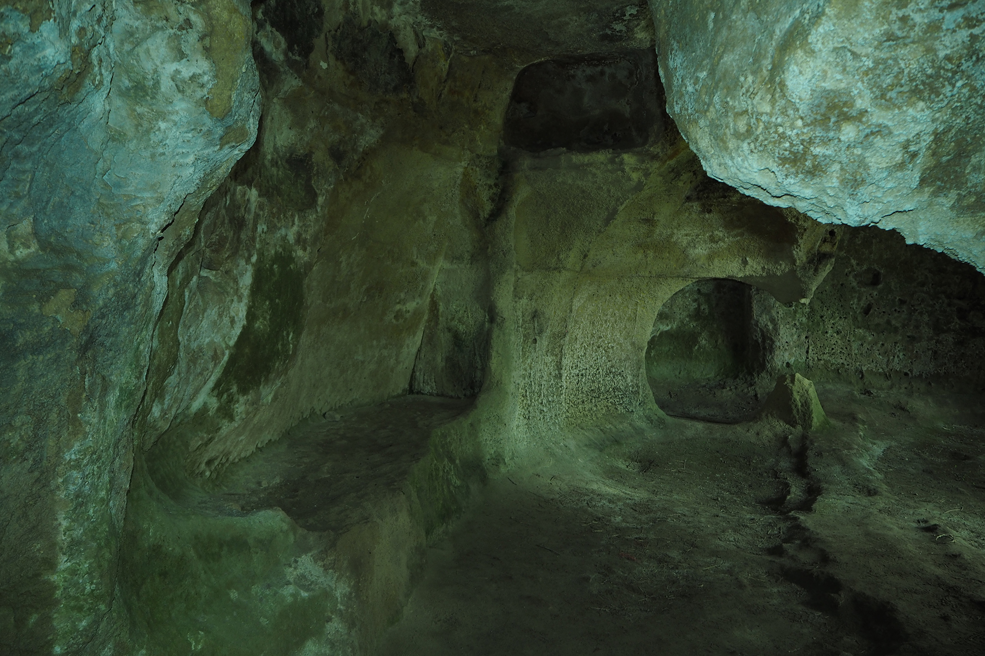  Mottola (Puglia) Grande spazio rupestre con stanze collegate attrezzato con panche per la seduta. E' possibile che fosse un antico monastero abitato dai monaci