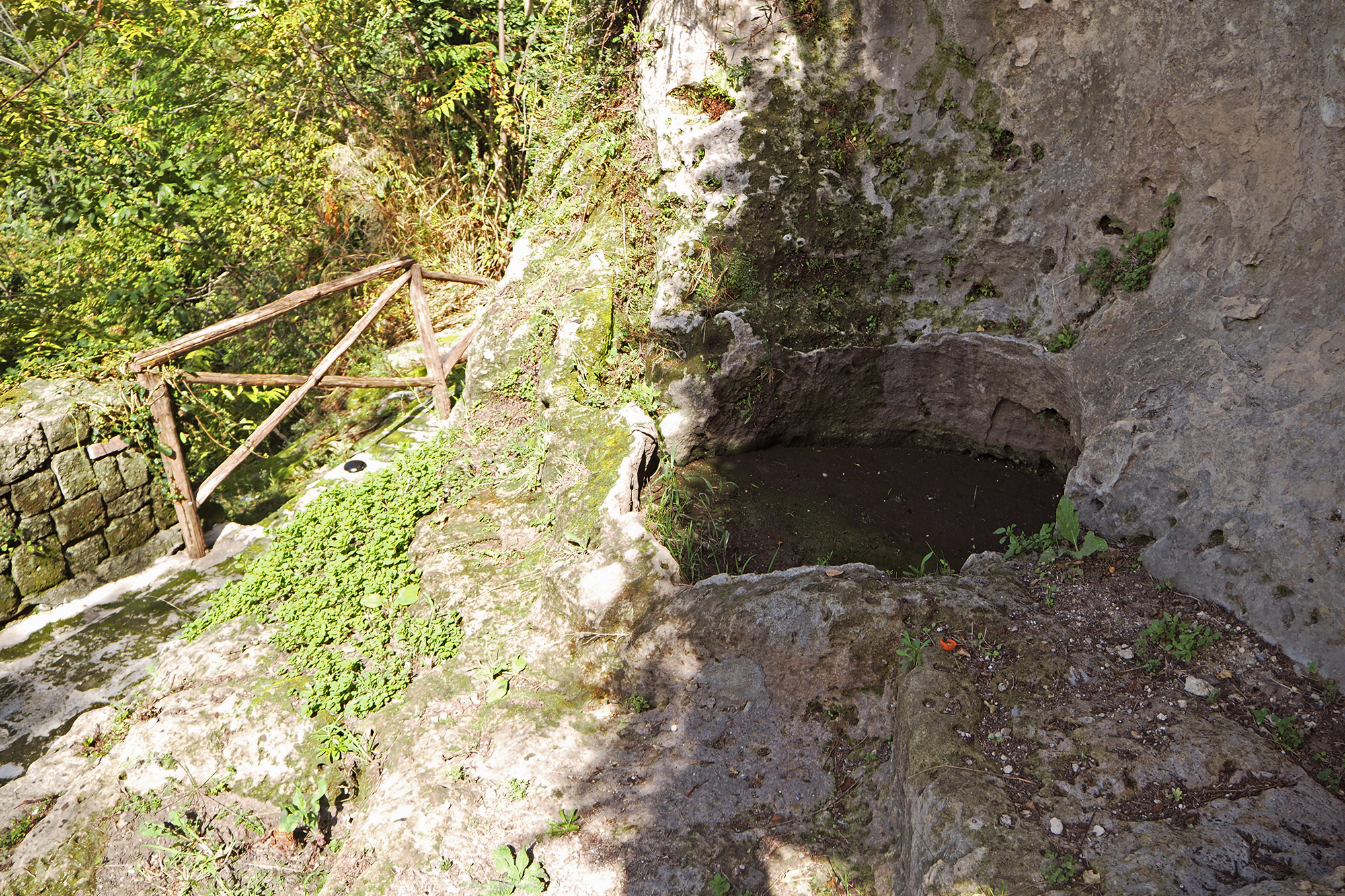  Gravina di Massafra (Puglia) Cisterna a cielo aperto che riforniva il villaggio rupestre della gravina