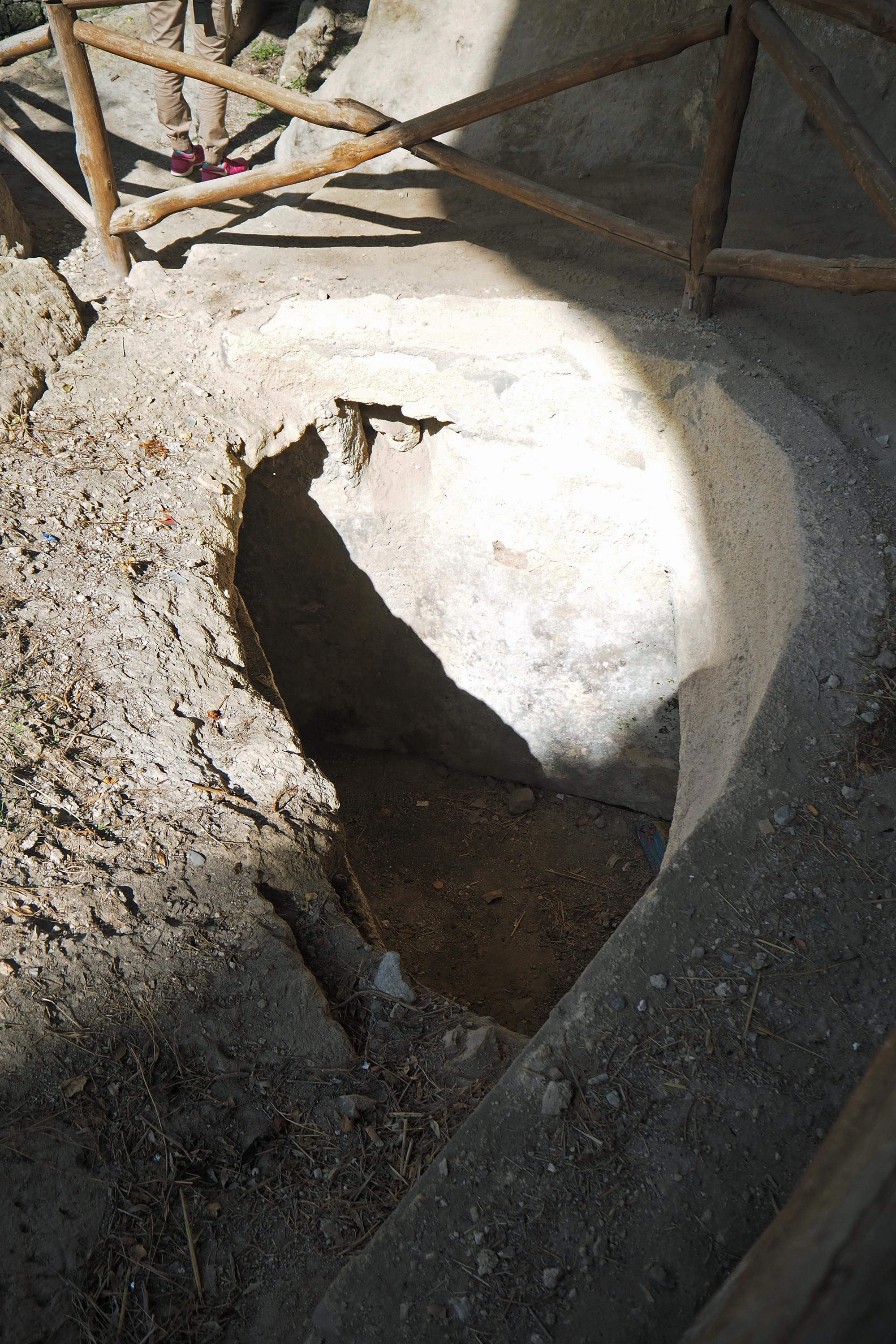  Gravina di Massafra (Puglia) Cisterna del villaggio rupestre 