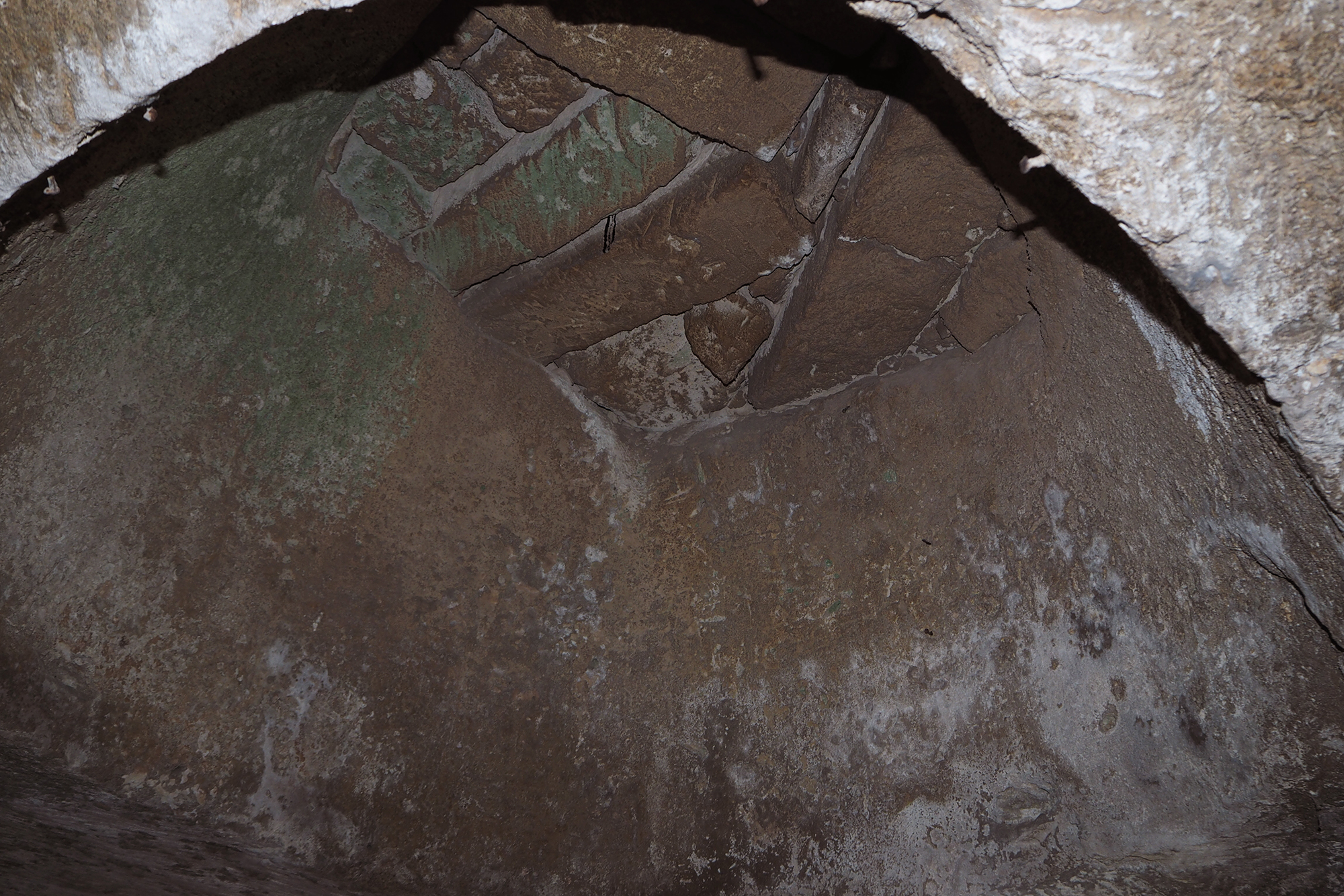  Gravina di Massafra ( Puglia) Grande cisterna a tholos nel villaggio rupestre della gravina di Massafra