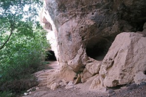 Massafra gravina - Ambienti rupestri vicino alla Farmacia del Mago Greguro. Si nota una tomba a forno scavata nella parete