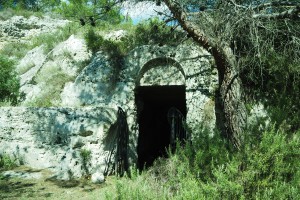 Gravina di Palagianello (TA) Ingresso della chiesa rupestre di Santa Lucia - Sulla sinistra dell'ingresso è stata scavata, nella roccia, una cisterna a campana
