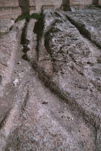 Massafra (Puglia) Canali di raccolta dell'acqua piovana scavati sopra la chiesa