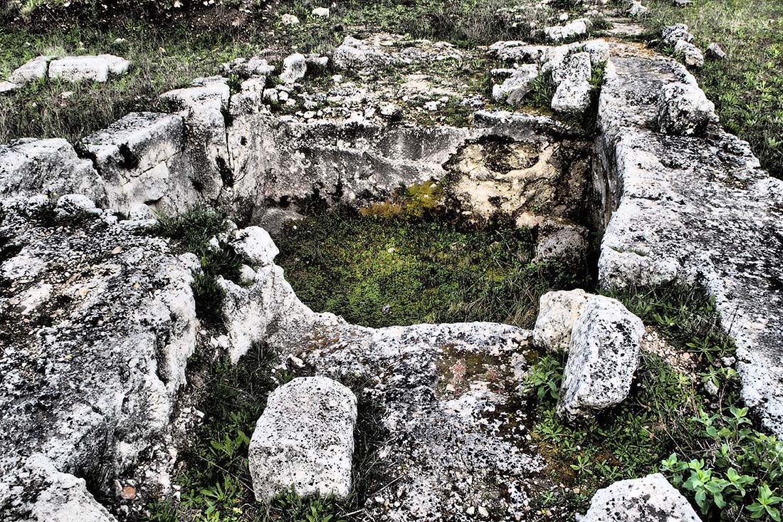 Palazzolo Acreide (Siracusa) Antica cisterna greca a cielo aperto