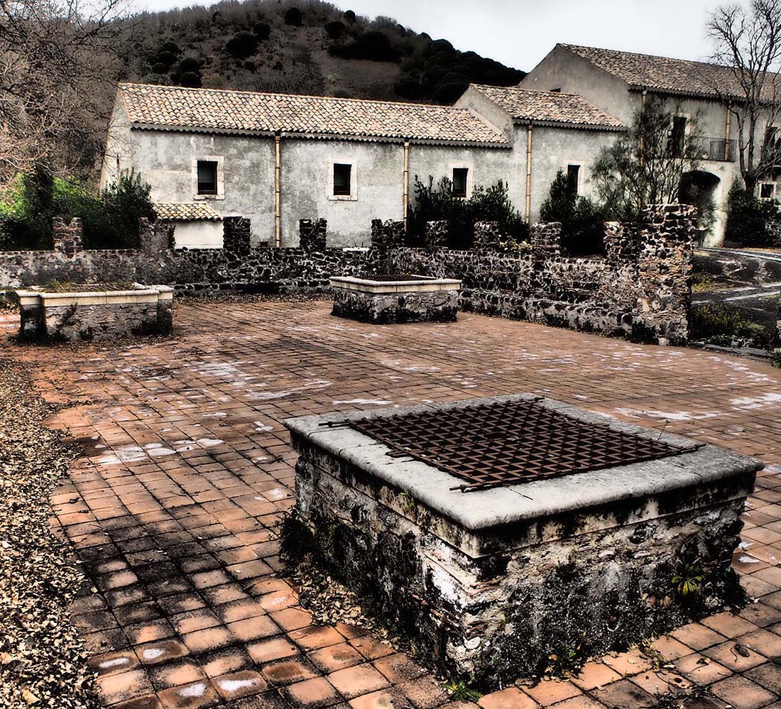  Parco dell'Etna (Catania) Grande cisterna sotterranea con pozzi di raccolta