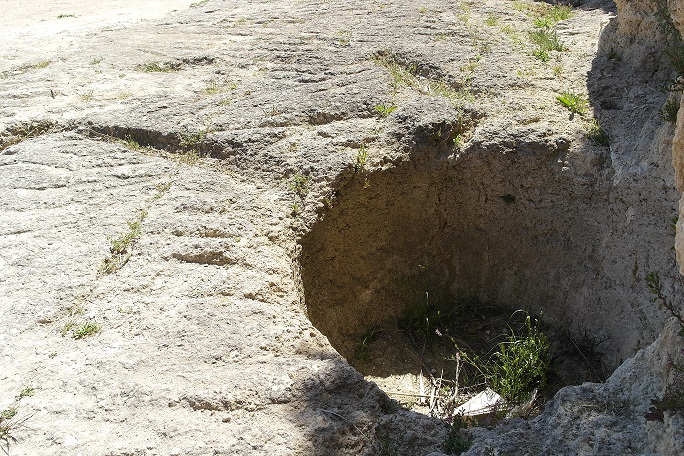 Cisterna a campana con canaletta di scolo (Matera)
