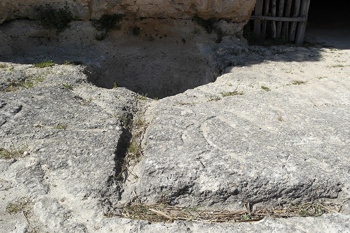 Cisterna a campana scavata nella roccia con canaletta di scolo (Matera)