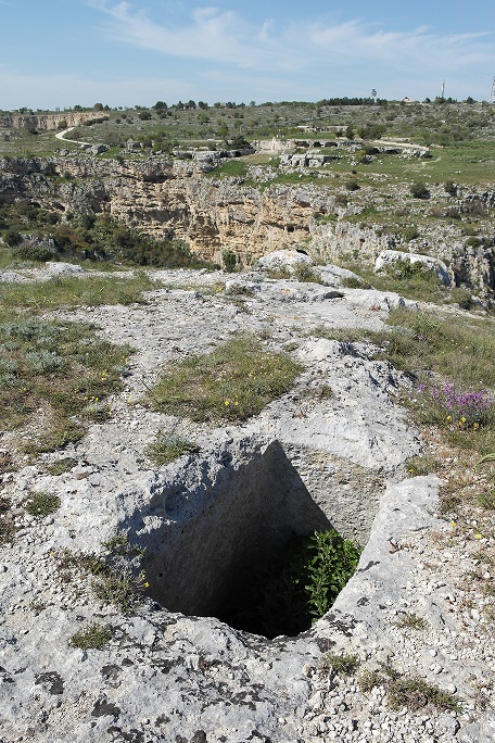 Vasca di raccolta dell'acqua sulla murgia