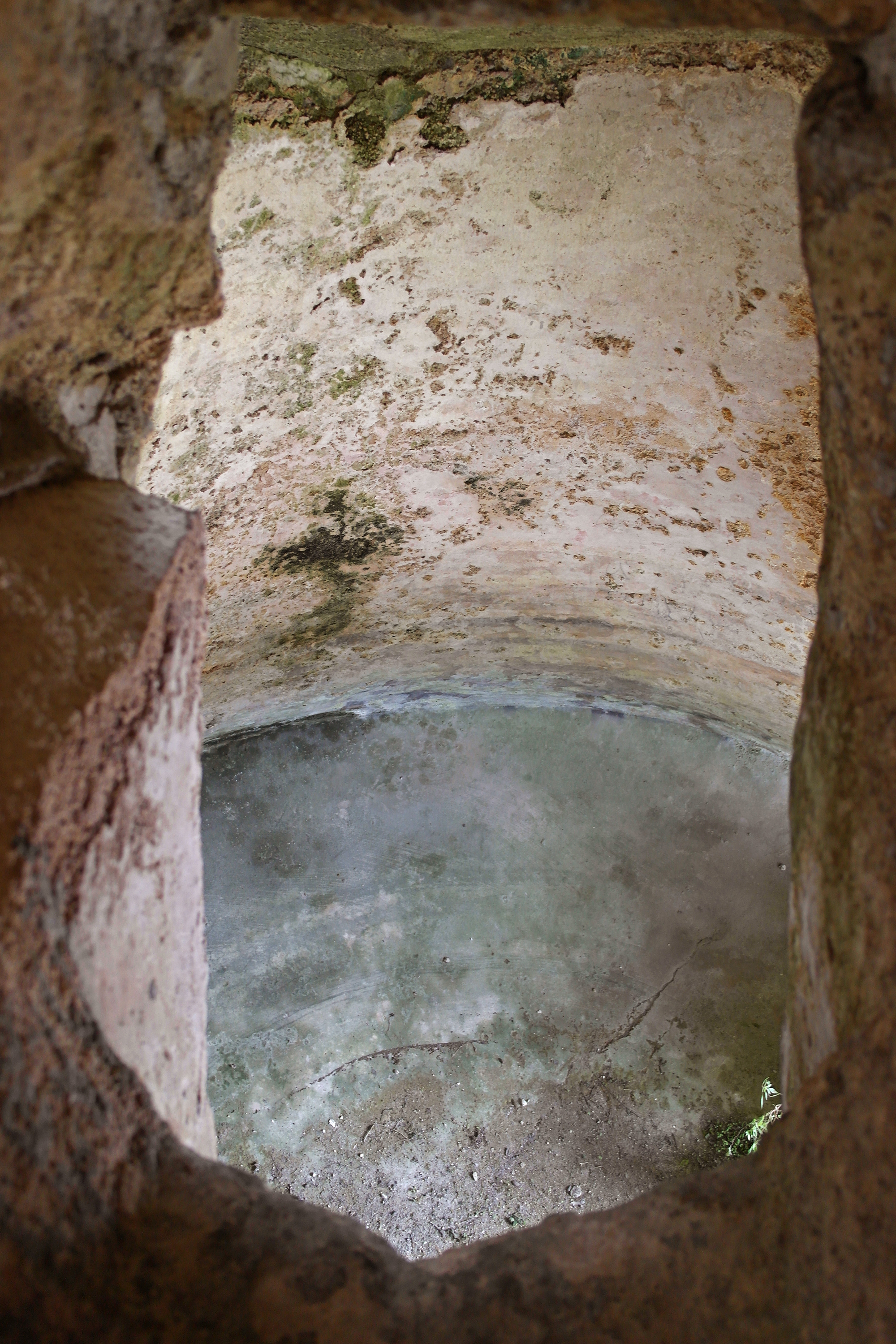 Matera (Basilicata) Interno di una cisterna a campana