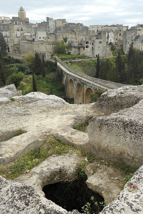 Vasche di raccolta del sistema idraulico ai piedi della collina di Botromagno. Sullo sfondo il ponte acquedotto