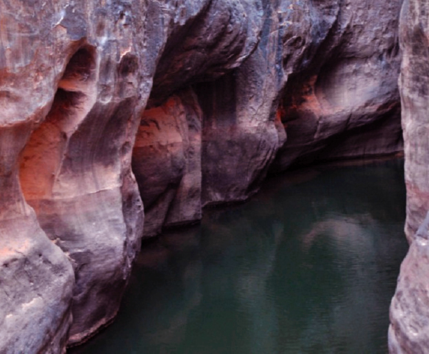 Tassili n'Ajjer (Sahara Occidentale) Grotta naturale utilizzata come serbatoio d'acqua