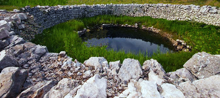 Recinto in pietra con vasca di raccolta dell'acqua. La struttura presenta analogie con il cromlech della foto sopra