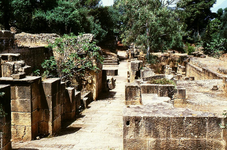 Un passaggio tra le vestigia della città