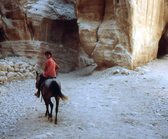 Percorrendo il Siq a cavallo, si arriva al tempio El Kasneck