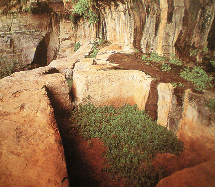 Dispositivo chiamato ''qottara'' che raccolglie i microflussi d'infiltrazioni che gocciolano dalla roccia porosa (foto P.Laureano).