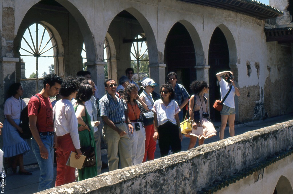 L'architetto Pietro Laureano con gli studenti nella cittadella di Algeri