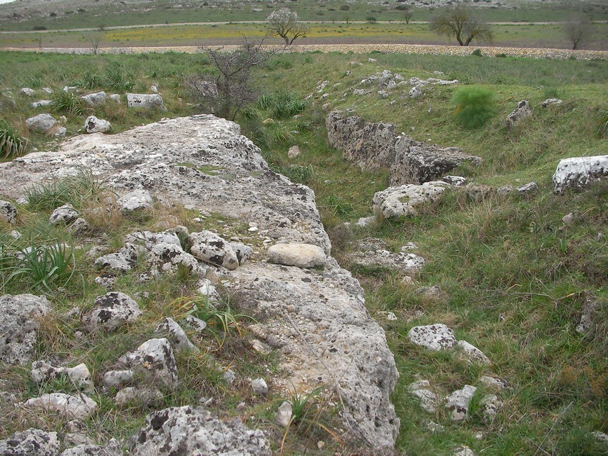 Particolare del fossato del villaggio di Murgia Timone a Matera