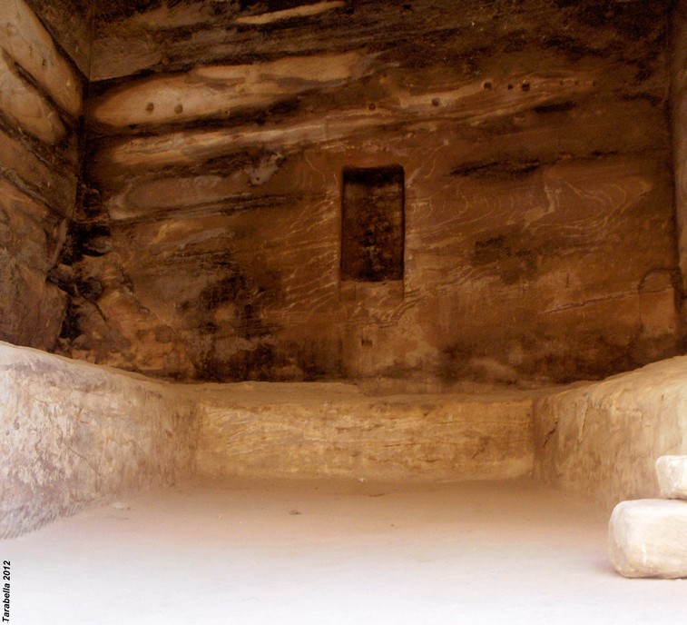 Grande ipogeo attrezzato con banchi per convivi cerimoniali e funebri