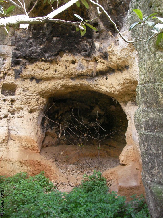 Grotta del villaggio rupestre a Mottola