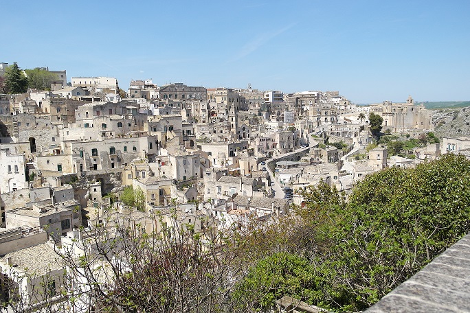 Scampoli di giardini terrazzati che dalla civita sovrastano il Sasso Barisano