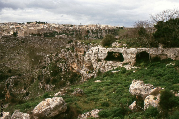 Vista dalle grotte nella murgia materana verso la città