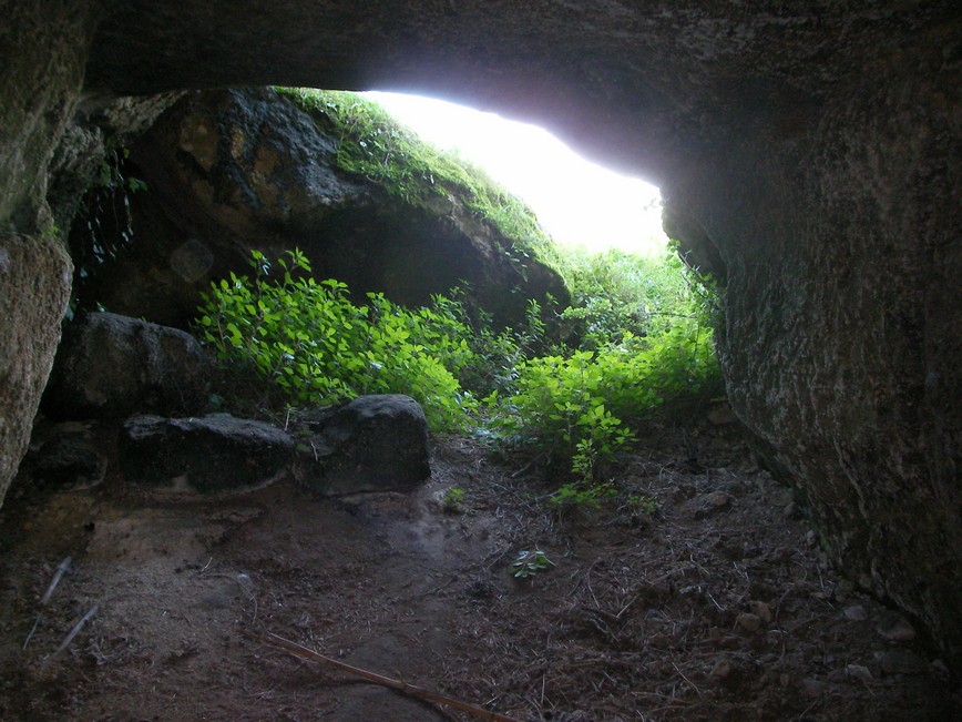 Caverna nella campagna di Mottola ( Puglia)