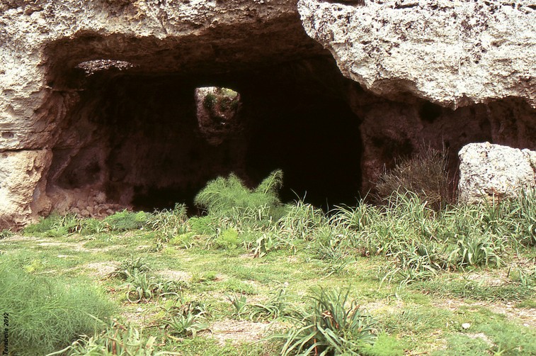 Grotta nelle murge materane