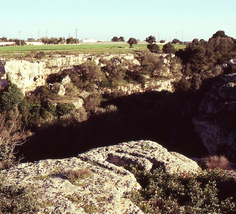 La Gravina di Riggio - In primo piano il particolare di un dispositivo, scavato nella roccia, per la regimentazione e la raccolta dell'acqua piovana,