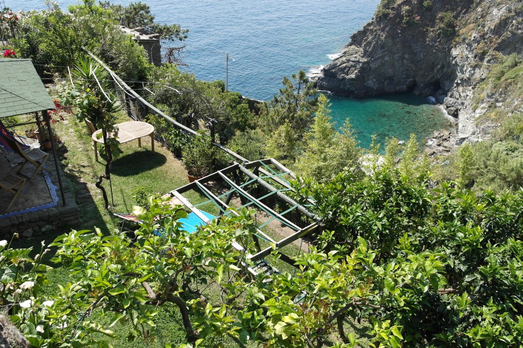 Giardino pensile sulla piccola baia di Corniglia