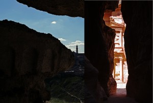 Scorcio della città di Matera da un anfratto rupestre . L'ingresso a Petra, l'antica città nabatea che presenta analogie con i Sassi