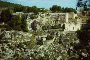 Gravina di Palagianello (Puglia) Terrazzamenti in pietra sotto la chiesa