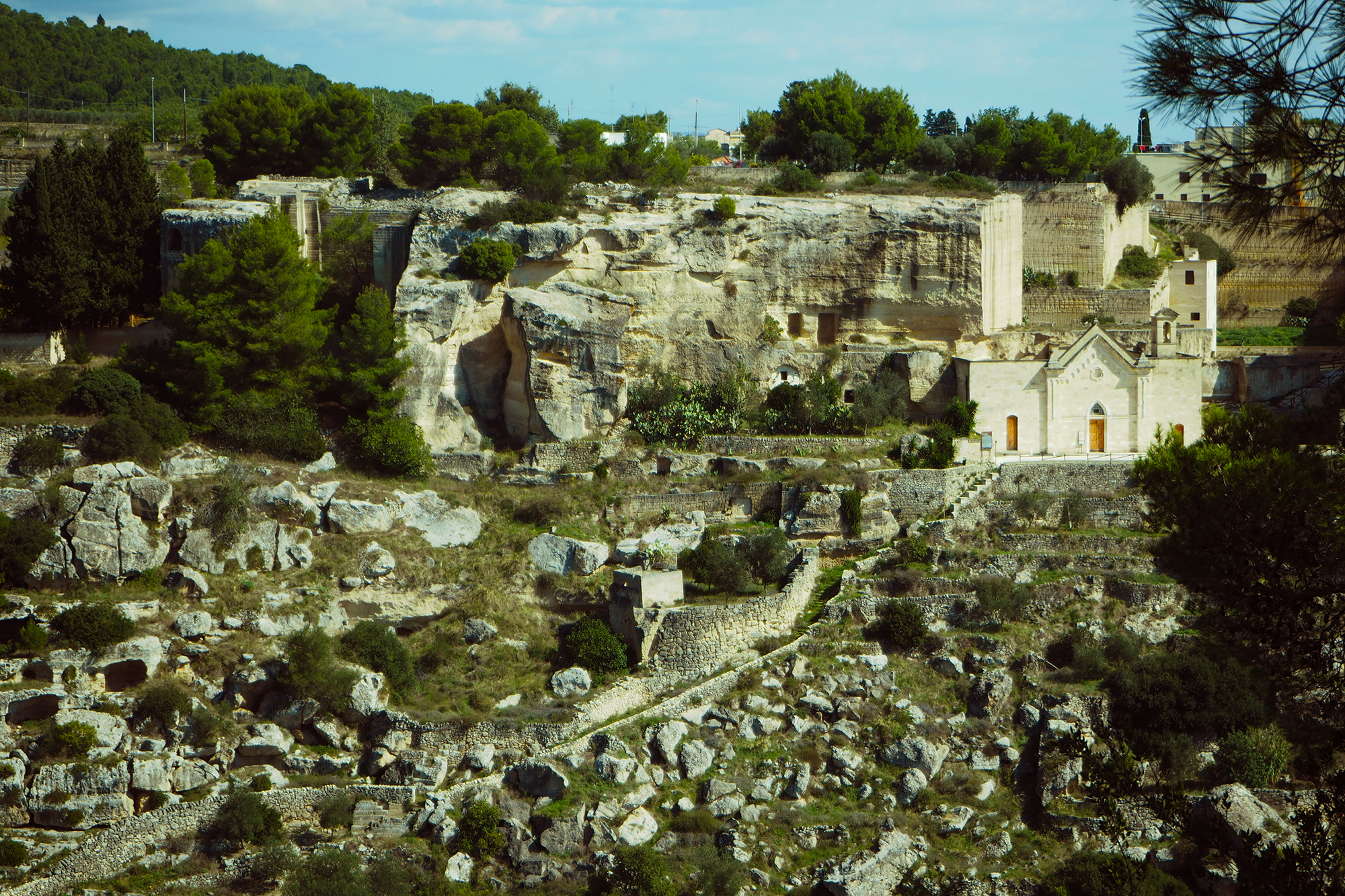  Gravina di Palagianello (Puglia) Terrazzamenti in pietra sotto la chiesa