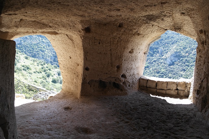 Particolare di una grotta nella Valle dell'Ofra