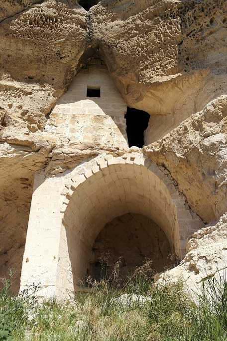 Si possono trovare i vari tipi di realizzazione nella Valle dell'Ofra : dalla grotta tamponata alla volta a botte, il ''lamione''.