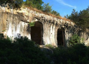 Matera. Villaggio Saraceno. Le acque di pioggia del pendio sovrastante scorrono lungo le pareti del ciglio scavato per raccogliersi in vasche e cisterne