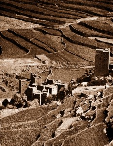 Sopra e sotto - Yemen del Nord- Sistemi di terrazze con torri di guardia