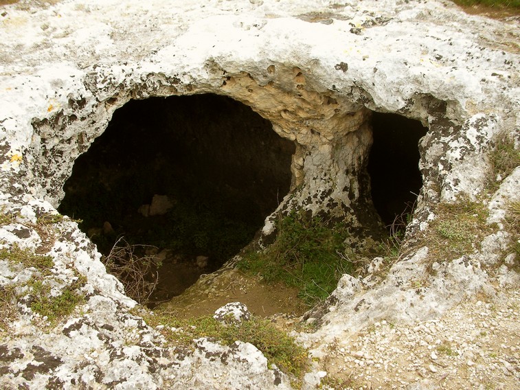 Particolare dell'ipogeo del monumento a doppio cerchio sulla Murgia Timone (Matera)