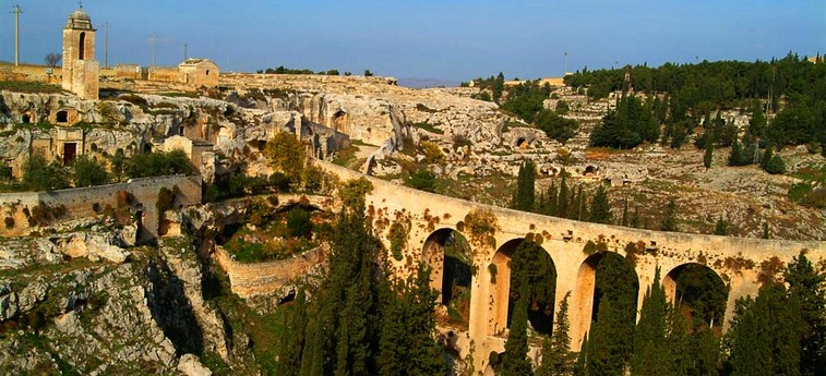 Gravina di Puglia verso la collina di Botromagno