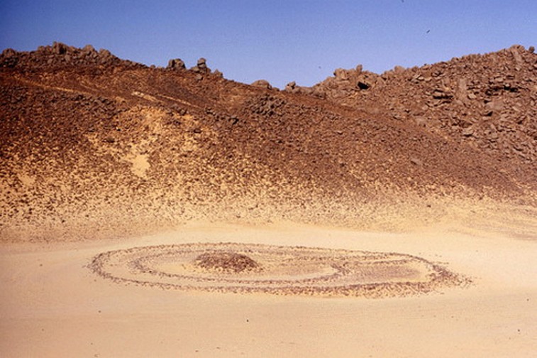 Monumento solare nel Sahara (Algeria)