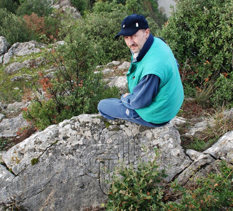 Stefano Pucci accanto all'incisione del nodo di Salomone