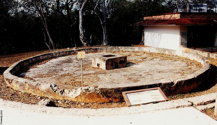 Particolare di chultun (Yucatan - Messico)