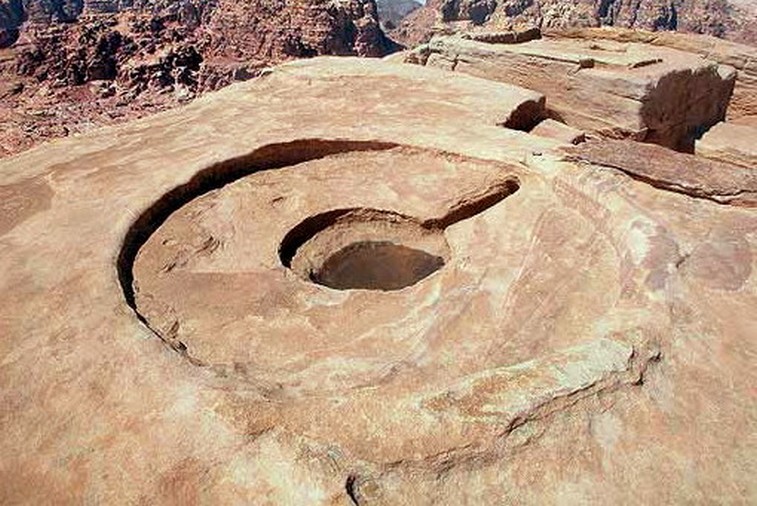 Vasca sacra sul ''luogo elevato'' di Petra (Giordania)