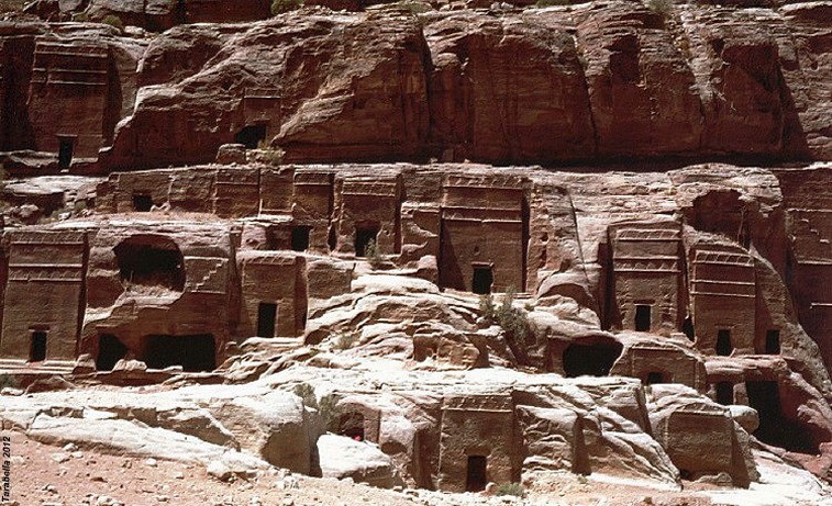 Una delle pareti intagliate di Petra