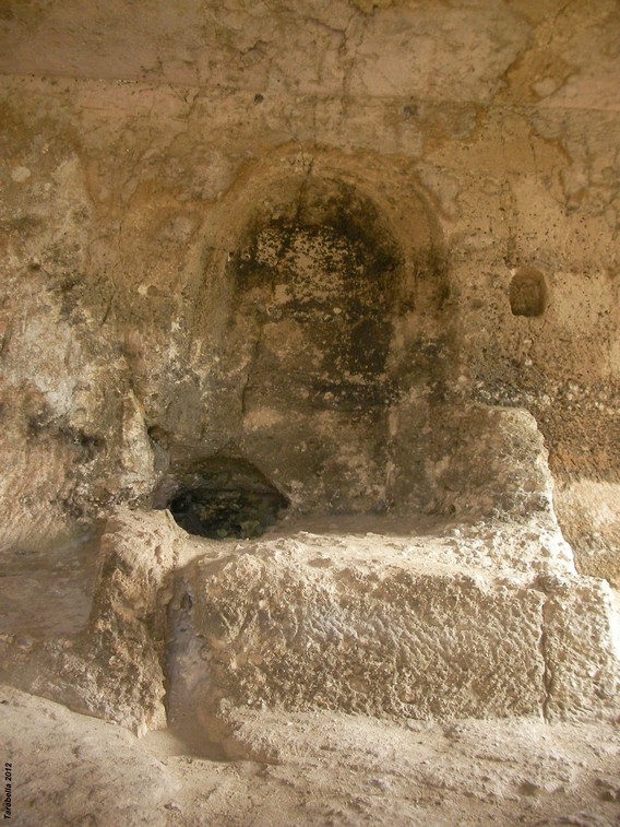 Altare in grotta sulla murgia materana