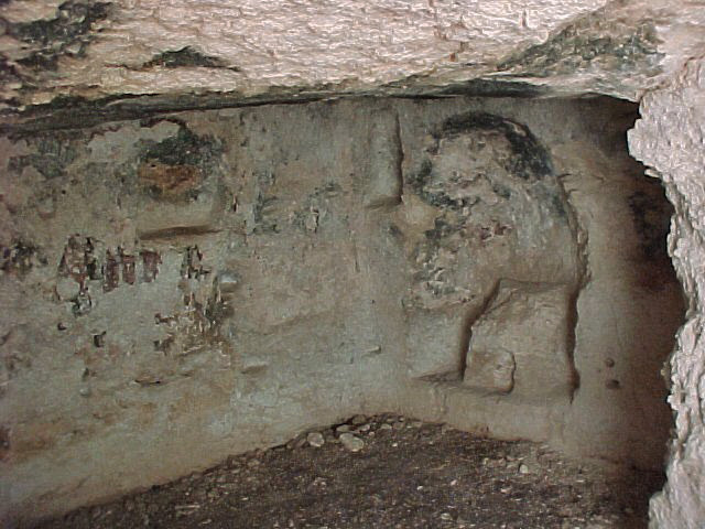 Pantalica - Siracusa - Altare rupestre in grotta