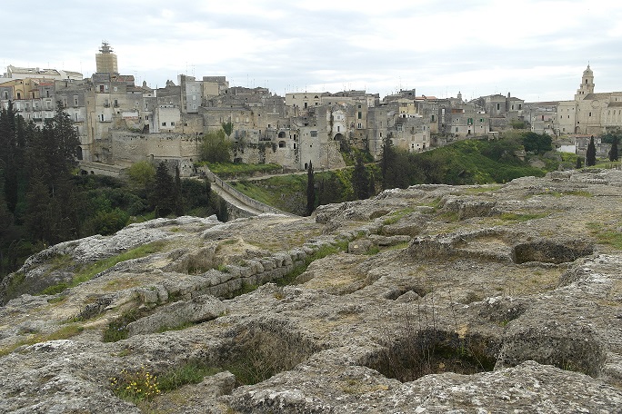 Gravina di Puglia - Il sistema idraulico delle vasche collegate sulla collina di Botromagno