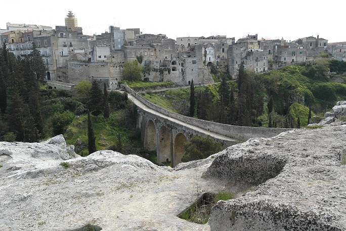 Il ponte acquedotto di Gravina di Puglia dalla collina di Botromagno. 